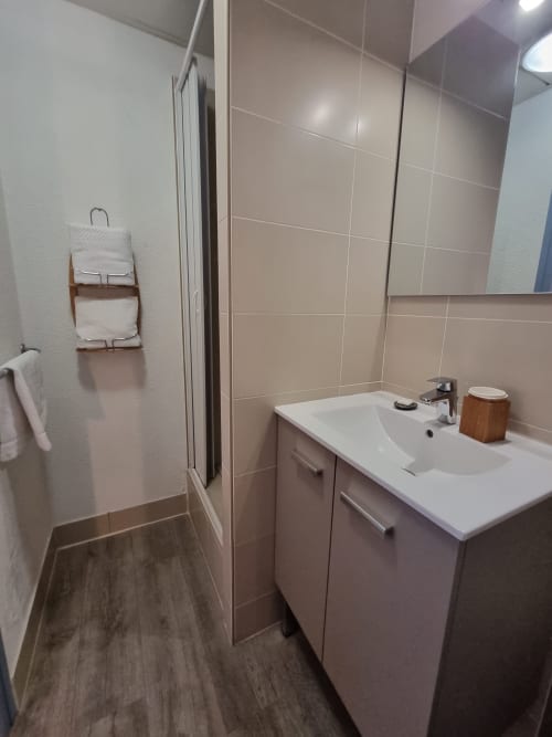 salle de bain équipée, douche, toilette wc , sèche cheveux, drap de bain, bain douche , savon mains