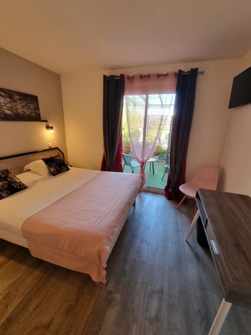 Double room, queen bed, air conditioning, terrace, garden furniture, bright room, flat-screen TV, free Wi-Fi, desk, Grotte des Merveilles (Cave of Wonders), Gouffre de Padirac (Padirac Abyss), Forêt des Singes (Monkey Forest), Sarlat, Hotel Amadour Rocamadour, Martel, hot air balloon activity
