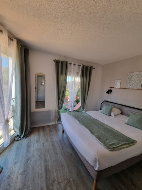 chambre double, lit queen, climatisation, terrasse, chambre lumineuse, tv écran plat, wifi gratuit, salon de jardin, plateau bouilloire, mini bar, grotte des merveilles, gouffre de padirac, foret des singes, parc animalier gramat, sarlat,  hotel amadour rocamadour, martel, activité montgolfière