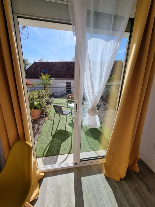 chambre double, lit queen, climatisation, terrasse, chambre lumineuse, tv écran plat, wifi gratuit, salon de jardin, vue campagne, grotte des merveilles, gouffre de padirac, foret des singes, parc animalier gramat, sarlat, hotel amadour rocamadour, martel, activité montgolfière