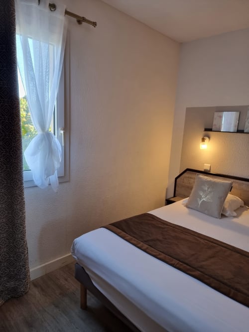 chambre triple, lit queen, lit simple, climatisation, chambre lumineuse, tv écran plat, wifi gratuit, bureau, vue campagne, grotte des merveilles, gouffre de padirac, foret des singes, parc animalier gramat, sarlat, hotel amadour rocamadour, martel, activité montgolfières