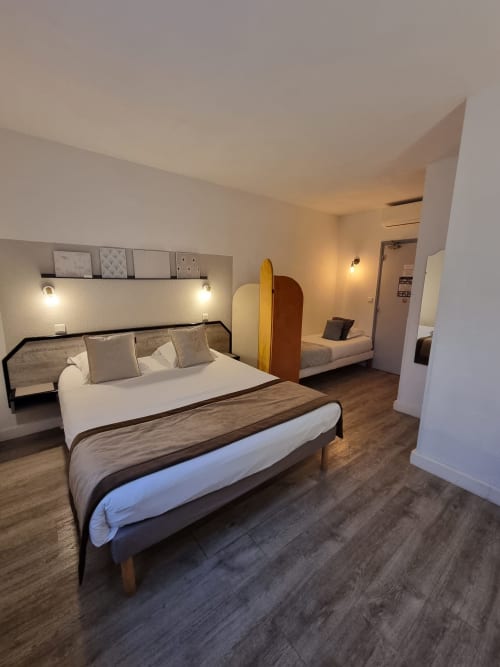 Triple room, queen bed, single bed, air conditioning, bright room, flat-screen TV, free Wi-Fi, desk, countryside view, Grotte des Merveilles (Cave of Wonders), Gouffre de Padirac (Padirac Abyss), Forêt des Singes (Monkey Forest), Parc Animalier Gramat (Gramat Animal Park), Sarlat, Hotel Amadour Rocamadour, Martel, hot air ballooning