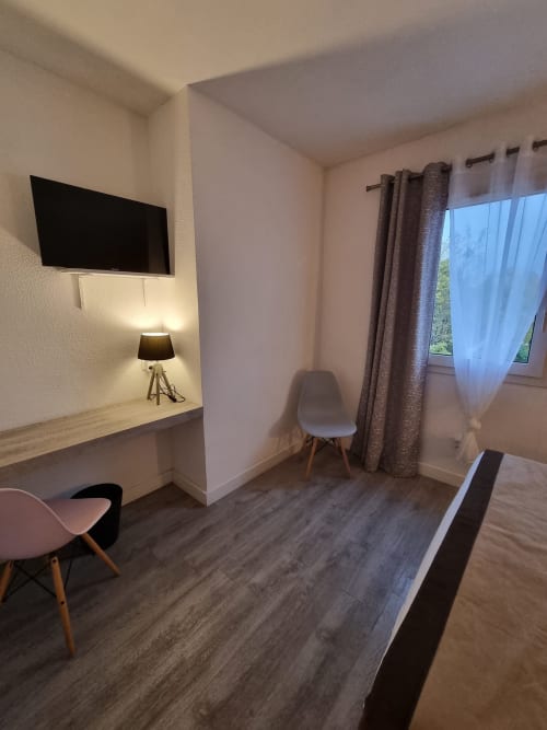 chambre triple, lit queen, lit simple, climatisation, chambre lumineuse, tv écran plat, wifi gratuit, bureau, vue campagne, grotte des merveilles, gouffre de padirac, foret des singes, parc animalier gramat, sarlat, hotel amadour rocamadour, martel, activité montgolfières