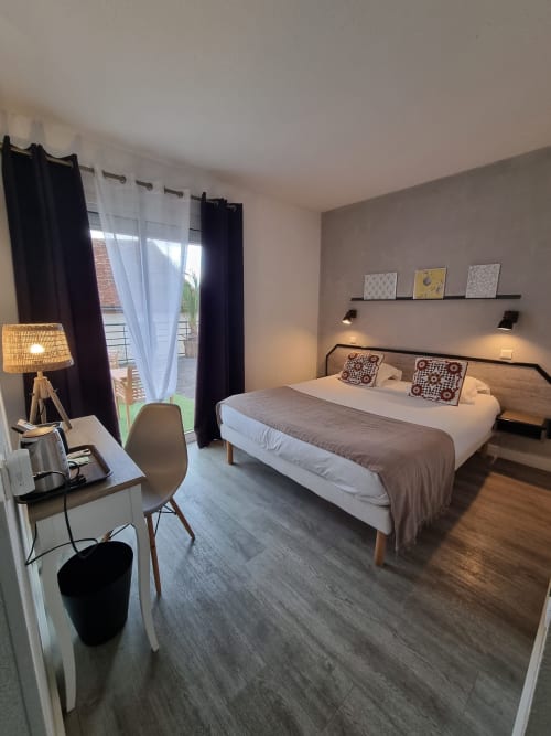 Triple room, queen bed, single bed, air conditioning, terrace, bright room, flat-screen TV, free Wi-Fi, desk, tea and coffee making facilities, minibar, garden furniture, Grotte des Merveilles (Cave of Wonders), Gouffre de Padirac (Padirac Abyss), Forêt des Singes (Monkey Forest), Parc Animalier Gramat (Gramat Animal Park), Sarlat, Hotel Amadour Rocamadour, Martel, hot air ballooning