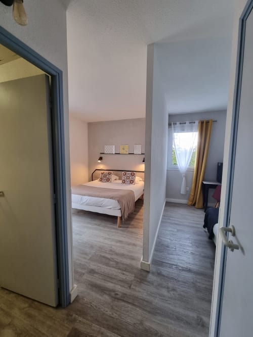 chambre triple, lit queen, lit simple, climatisation, terrasse, chambre lumineuse, tv écran plat, wifi gratuit, bureau, plateau bouilloire, minibar, salon de jardin, grotte des merveilles, gouffre de padirac, foret des singes, parc animalier gramat, sarlat, hotel amadour rocamadour, martel, activité montgolfières