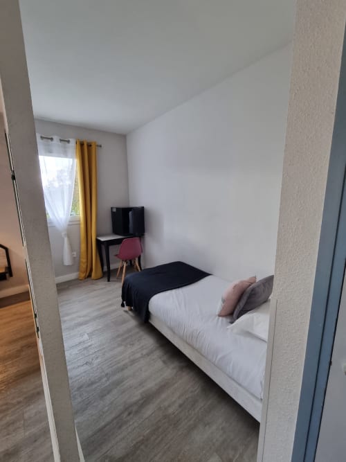 chambre triple, lit queen, lit simple, climatisation, terrasse, chambre lumineuse, tv écran plat, wifi gratuit, bureau, plateau bouilloire, minibar, salon de jardin, grotte des merveilles, gouffre de padirac, foret des singes, parc animalier gramat, sarlat, hotel amadour rocamadour, martel, activité montgolfières