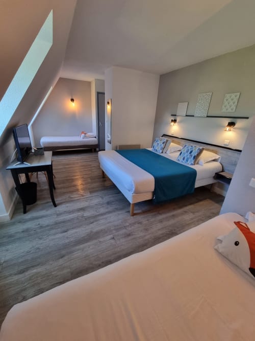 Family room, queen bed, two single beds, air conditioning, bright room, countryside view, flat-screen TV, free Wi-Fi, Amadour Rocamadour hotel, Grotte des Merveilles (Cave of Wonders), Gouffre de Padirac (Padirac Abyss), Forêt des Singes (Monkey Forest), Gramat animal park, Sarlat, Martel, hot air ballooning