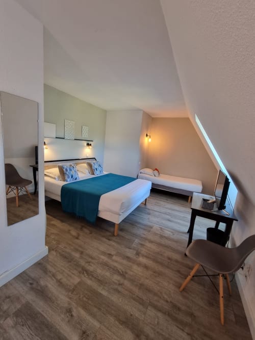 chambre familiale, lit queen, deux lits simples, climatisation, chambre lumineuse, vue sur campagne, tv écran plat, wifi gratuit, hotel amadour rocamadour, grotte des merveilles, gouffre de padirac, foret des singes, parc animalier gramat, sarlat, martel, activité montgolfières