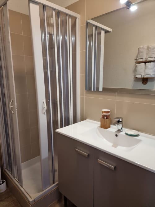 salle de bain équipée, douche, toilette wc , sèche cheveux, drap de bain, bain douche , savon mains