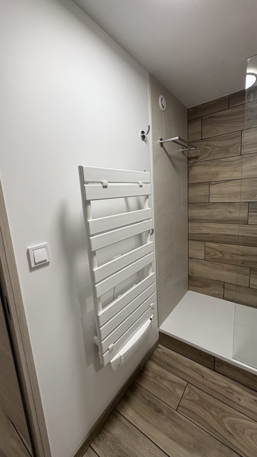 salle d'eau avec sèche serviette