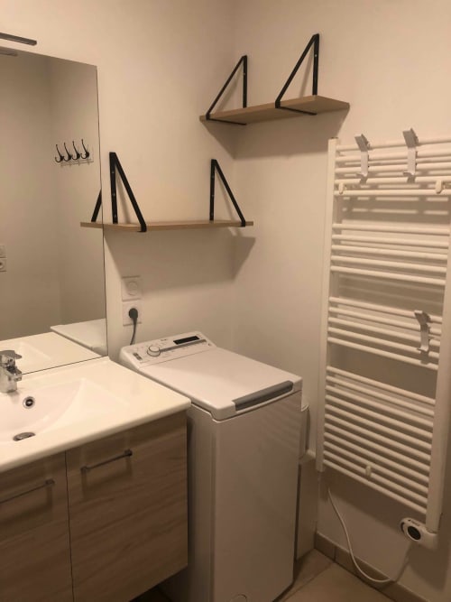 Salle d'eau avec lave linge