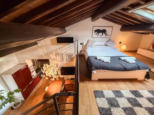 Loft Cognaia ad Arezzo con travi a vista, letto queen size, cucina e layout in stile loft
