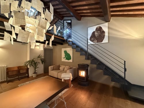 Loft Cognaia ad Arezzo con zona living moderna, travi in legno, camino e collezioni artistiche alle pareti