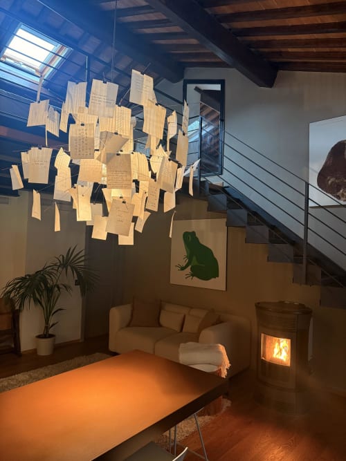 Moderno loft Cognaia ad Arezzo con lampada a sospensione in legno, zona living beige e decorazione rana