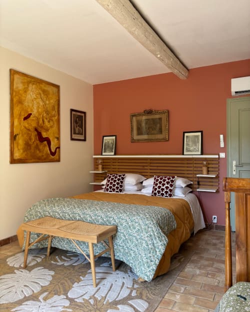 Chambre d'Isadora au Domaine du Commandeur, Mondragon - lit à tête de lit en bois, murs en terre cuite, plafond avec poutres apparentes