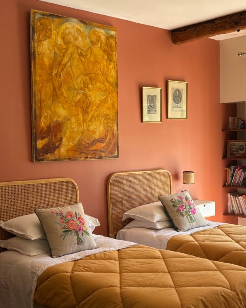 Chambre Alessandra du Domaine Du Commandeur à Mondragon : lits jumeaux, têtes de lit en rotin et murs corail