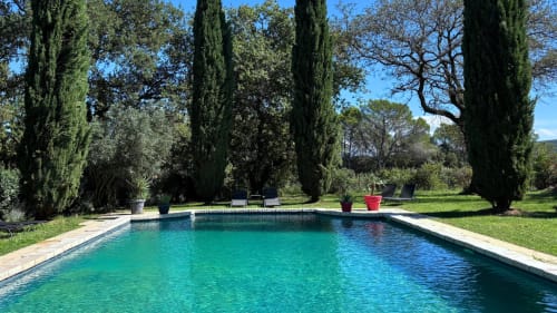 Piscine luxueuse du Domaine Du Commandeur à Mondragon, entourée de cyprès et de jardins paysagés