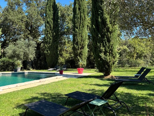Détente luxueuse à la piscine du Domaine Du Commandeur, gîte de charme en Provence avec cyprès