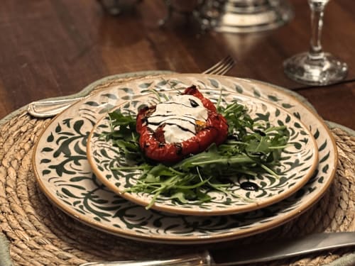 Assiette élégante garnie de poivron rouge rôti et roquette à Domaine Du Commandeur, Mondragon