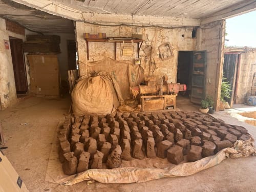 Morceaux de glaise pour les potiers qui vont la transformer en poterie de Safi