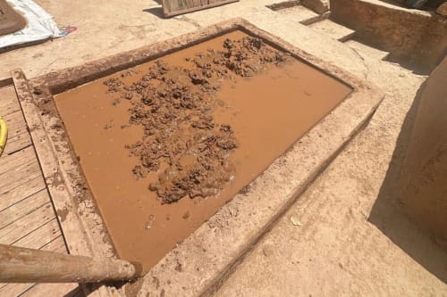 Préparation de la glaise avant de faire des blocs pour les potiers de Safi