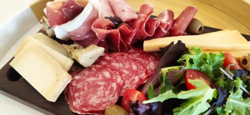 Käse- und Wurstplatte im Loup Castel – ein genussvoller Moment vor einem Spaziergang in der Provence