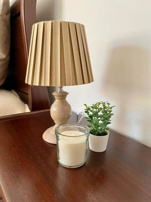 Criado de cama na Gomes Equestre com luminária, vela e pequena planta em vaso em Golegã
