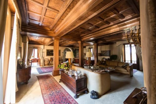 Elegante lounge con travi in legno a Villa Dom a Piacenza, soffitto a cassettoni, mobili d'epoca e luce naturale