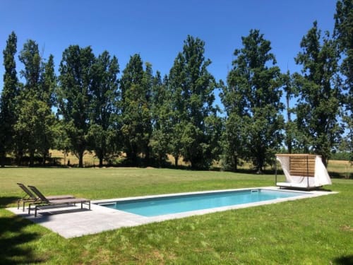 La piscina rettangolare di Villa Dom con lettini, gazebo e giardini alberati a Piacenza