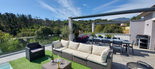 Luxury rooftop terrace at Corse et Zen with lounge seating, dining area, and mountain views in Taglio Isolaccio, Corsica