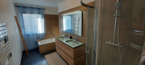 Modern bathroom at Corse et Zen hotel in Taglio Isolaccio with wooden vanity, walk-in shower, and heated towel rack
