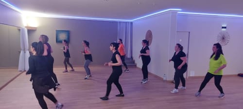 Group fitness class at Corse et Zen wellness studio with participants exercising in modern space