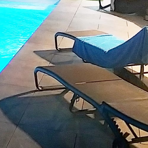 Chaises longues de piscine et eau turquoise à l'hôtel Corse et Zen à Taglio Isolaccio, Corse