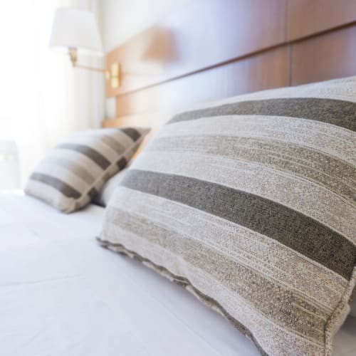 Literie rayée avec oreillers à l'hôtel Corse et Zen à Taglio Isolaccio, Corse