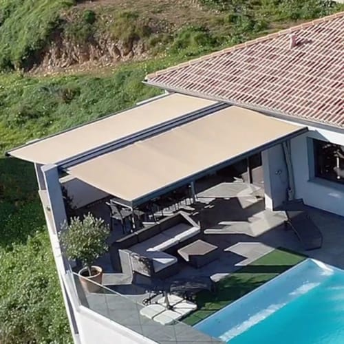 Espace piscine Corse et Zen avec store rétractable, transats et terrasse vue sur Taglio Isolaccio