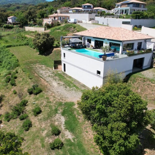 Villa de luxe Corse et Zen avec piscine sur le toit à Taglio Isolaccio, Corse, entourée d'un paysage méditerranéen