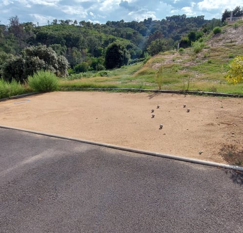 Terrain de pétanque à Corse et Zen avec vue sur les collines, Taglio Isolaccio, Corse