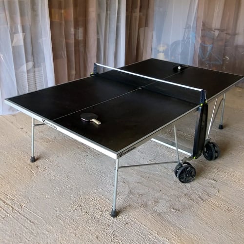 Table de ping-pong intérieure avec plateau noir et structure métallique à l'hôtel Corse et Zen à Taglio Isolaccio