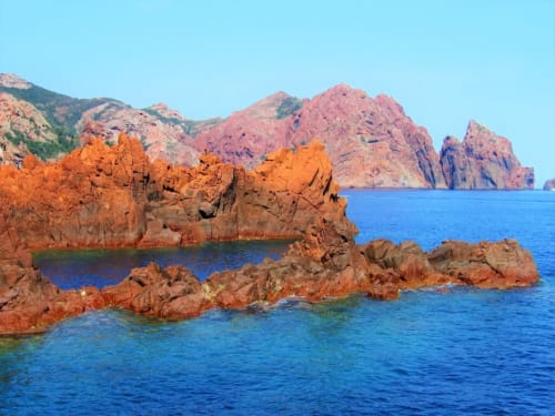 Formations rocheuses rouge dramatique et eaux turquoise de la Méditerranée près de Corse et Zen en Corse