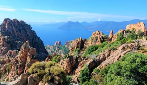 Pics de granit escarpés et mer Méditerranée azur près de l'hôtel Corse et Zen, Corse