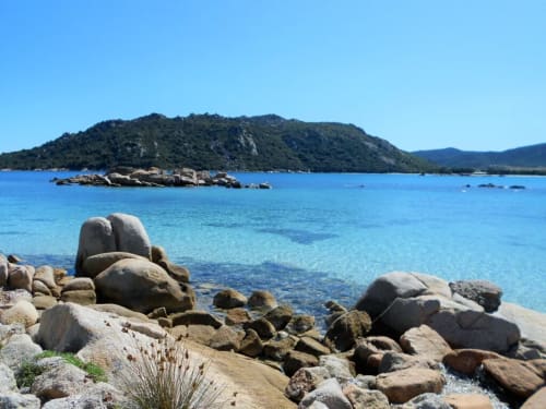 Baie turquoise immaculée aux rochers de granit à Corse et Zen, Taglio Isolaccio, Corse