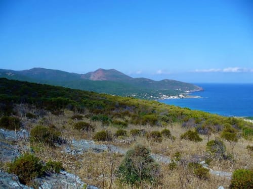 Paysage montagneux côtier dominant la Méditerranée à Corse et Zen, Taglio Isolaccio, Corse
