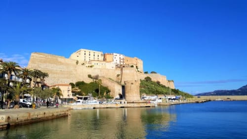 La Citadelle de Corte domine la Restonica depuis son piton rocheux en Corse, près de l'hôtel Corse et Zen