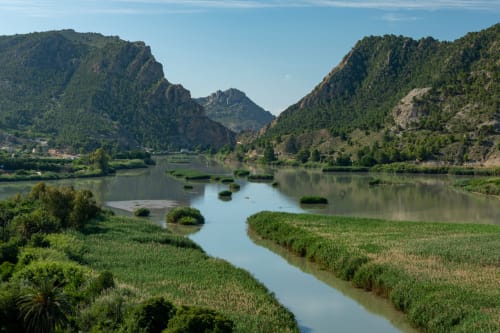 Vista panorámica del valle fluvial con montañas boscosas cerca de Blanca, España