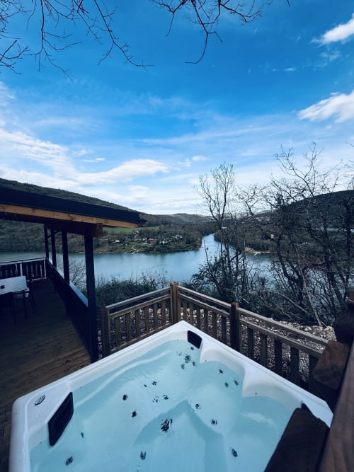Vasca idromassaggio sulla terrazza con vista sul fiume Ain al Lodge l'EPERVIER, Serrières-sur-Ain