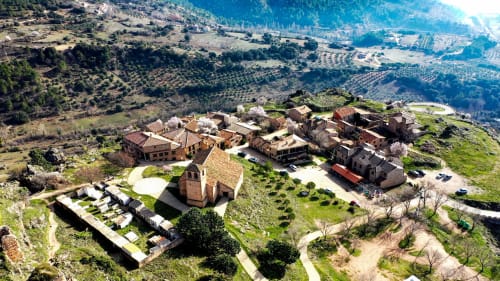 Vista aérea del hotel Alojamientos con Alma en el pueblo de Blanca, España, rodeado de huertos y paisaje rural