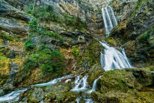 Cascada en cañón rocoso cubierto de musgo cerca de Blanca, España - refugio natural para huéspedes de Alojamientos con Alma