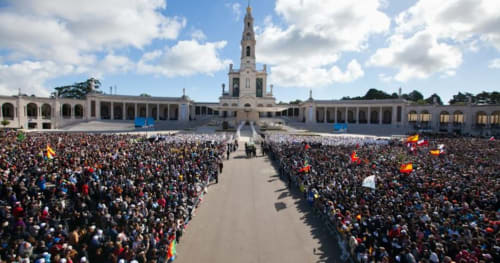 Grande concentração religiosa no santuário perto de Golegã, Portugal com multidões e bandeiras