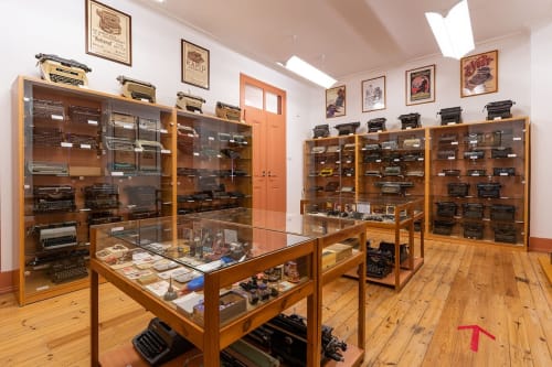 Exposição de máquinas de escrever vintage na Galagana Charm House, uma encantadora casa de hóspedes em Golegã, Portugal
