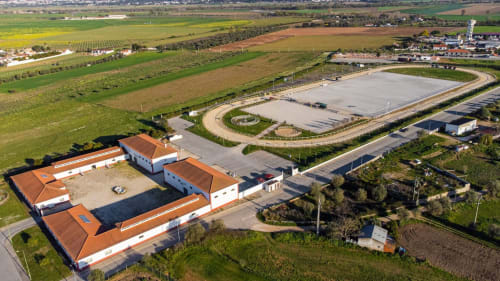 Vista aérea da Casa de Charme Galagana BnB em Golegã, Portugal com instalações equestres